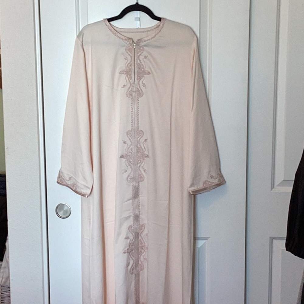 Elegant Embroidered Kaftan in Soft Pink L